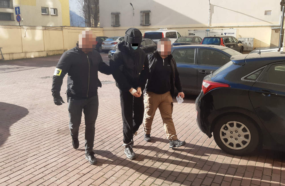 На фото полицейские ведут обвиняемого в изнасиловании беларуски.